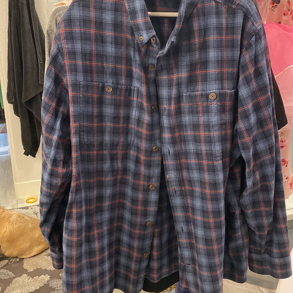Duluth Untucked button down with front pockets - Picture 2 of 4